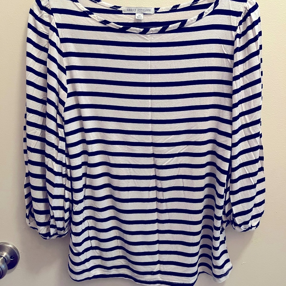 White and blue striped quarter sleep blouse.